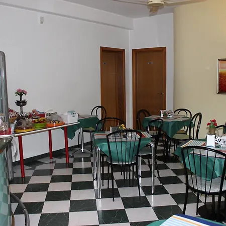 Moderno Hotel 2*